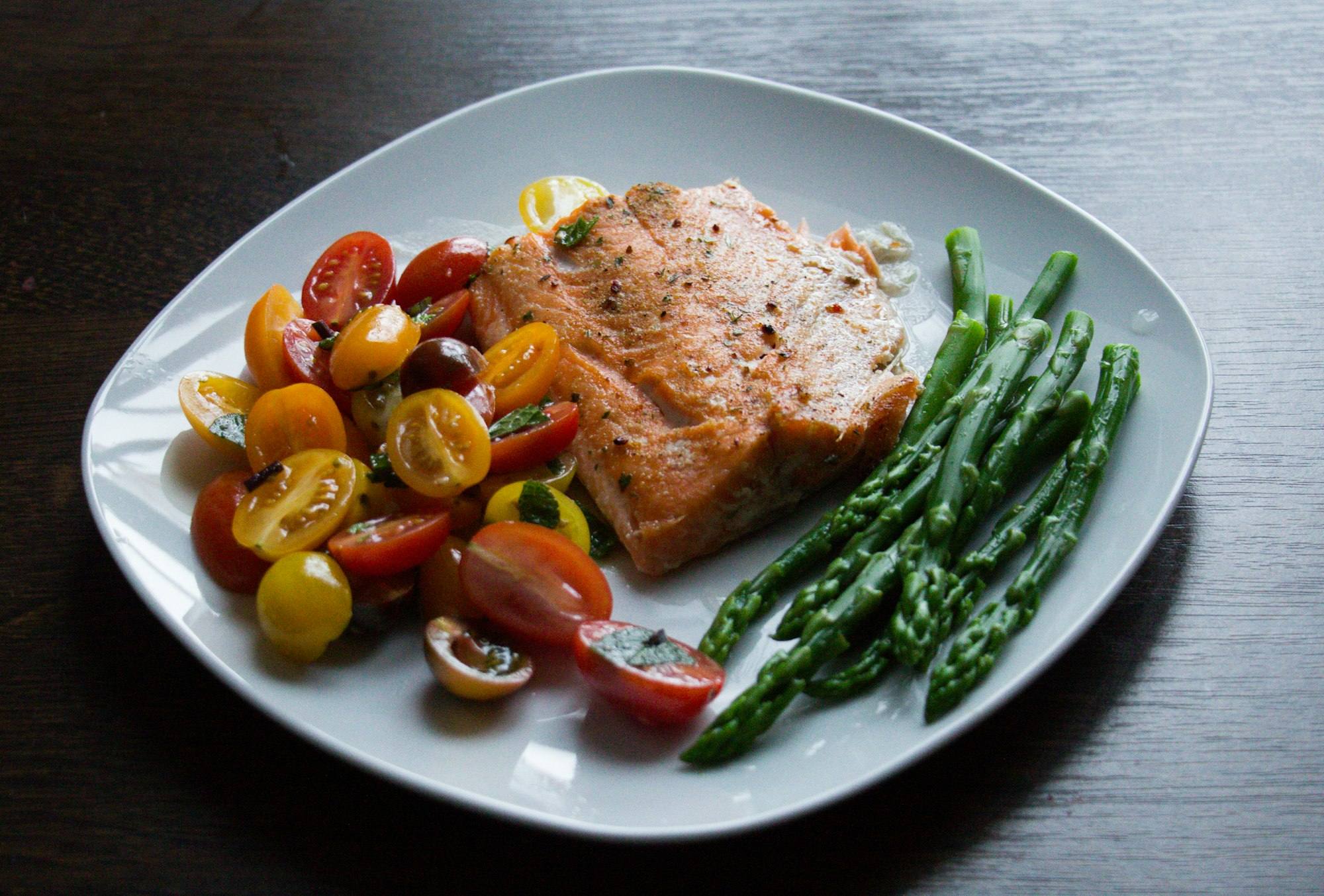 Salmon with green beans and tomatoes
