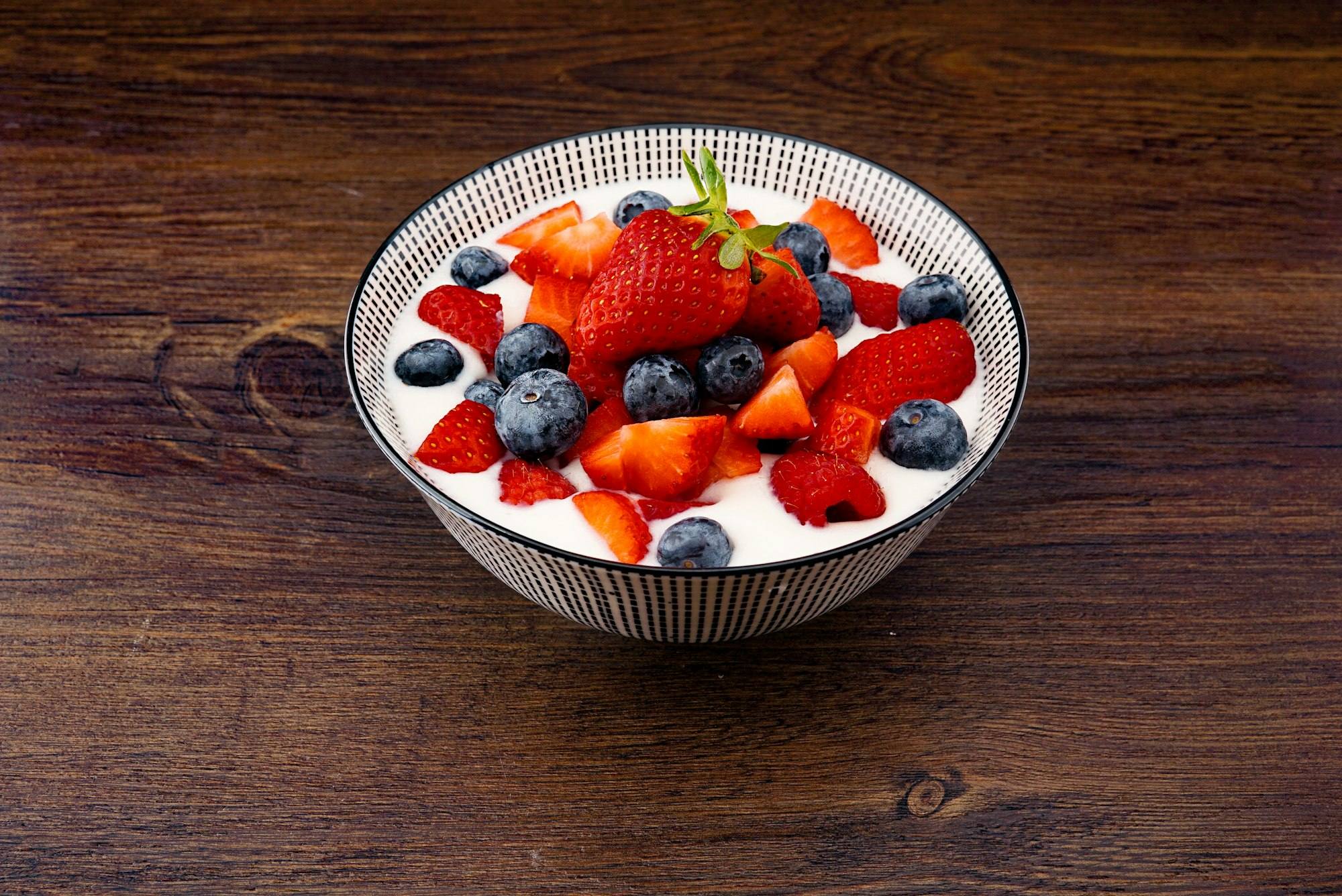 A bowl of yogurt topped with berries